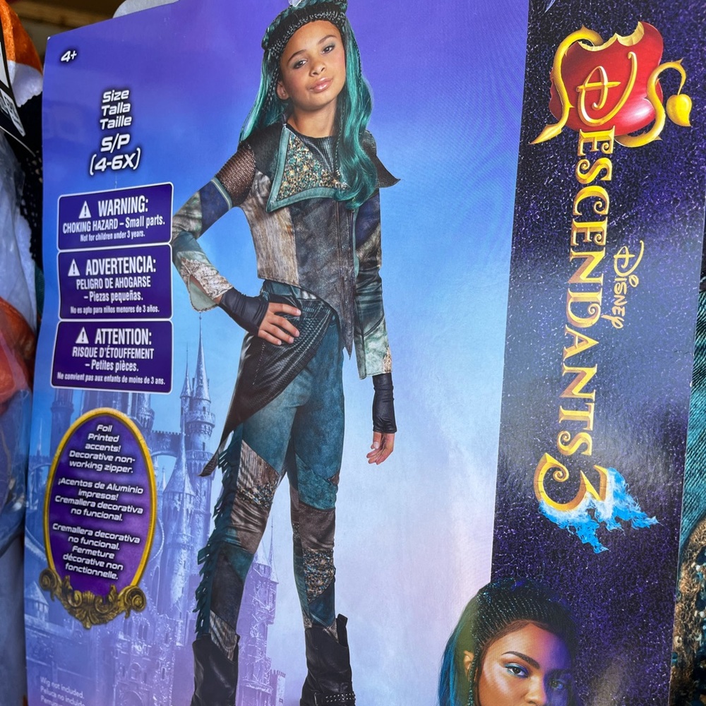 Uma descendants costume